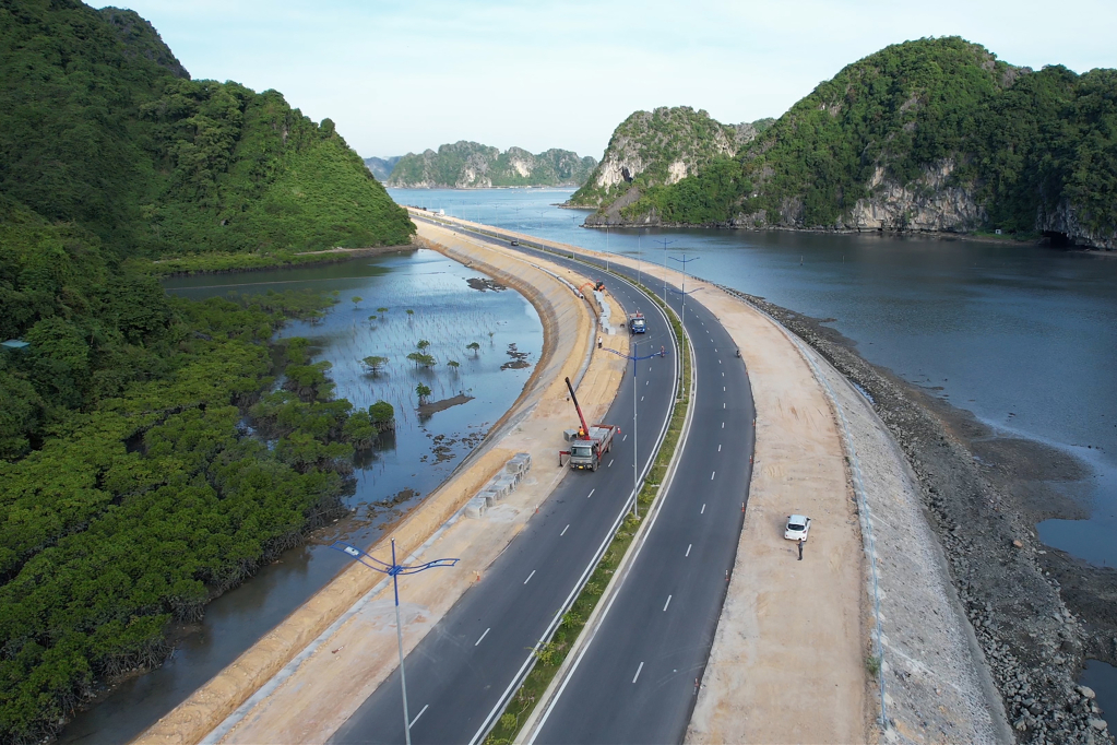 Hé lộ tuyến đường ven biển đẹp như tranh vẽ ở Quảng Ninh